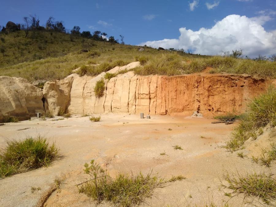 Terreno à venda com 1 quarto, 120m² - Foto 2